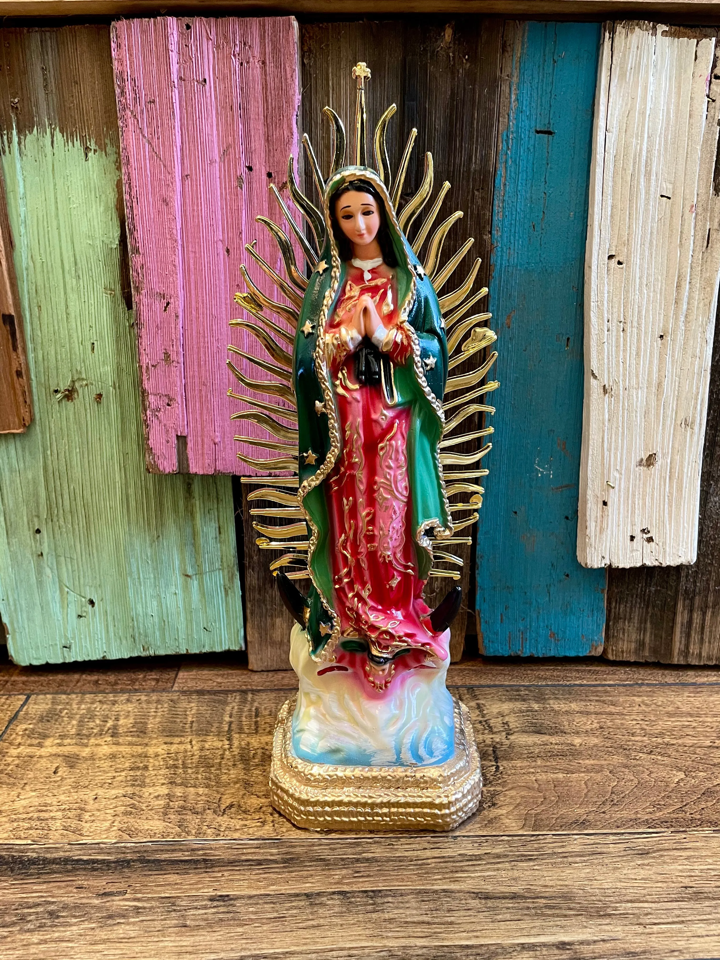 Colorful OLG Statue with Rays