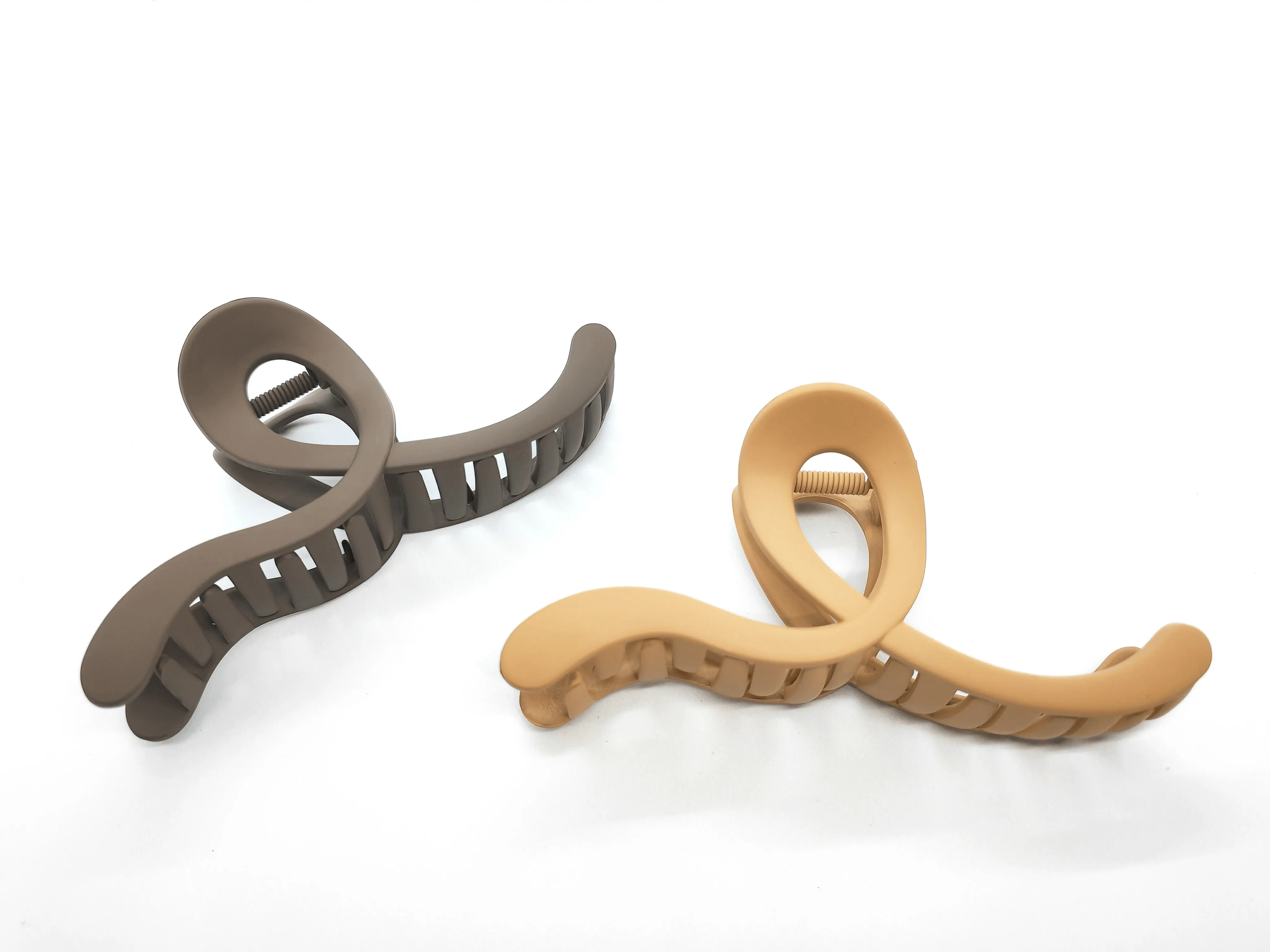 Elegant Matte Wavy Hair Claw Clip